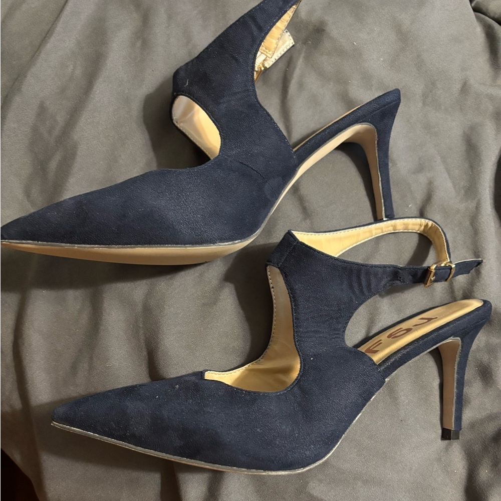 ❤️BRAND NEW ❤️navy blue 3 inch heels .